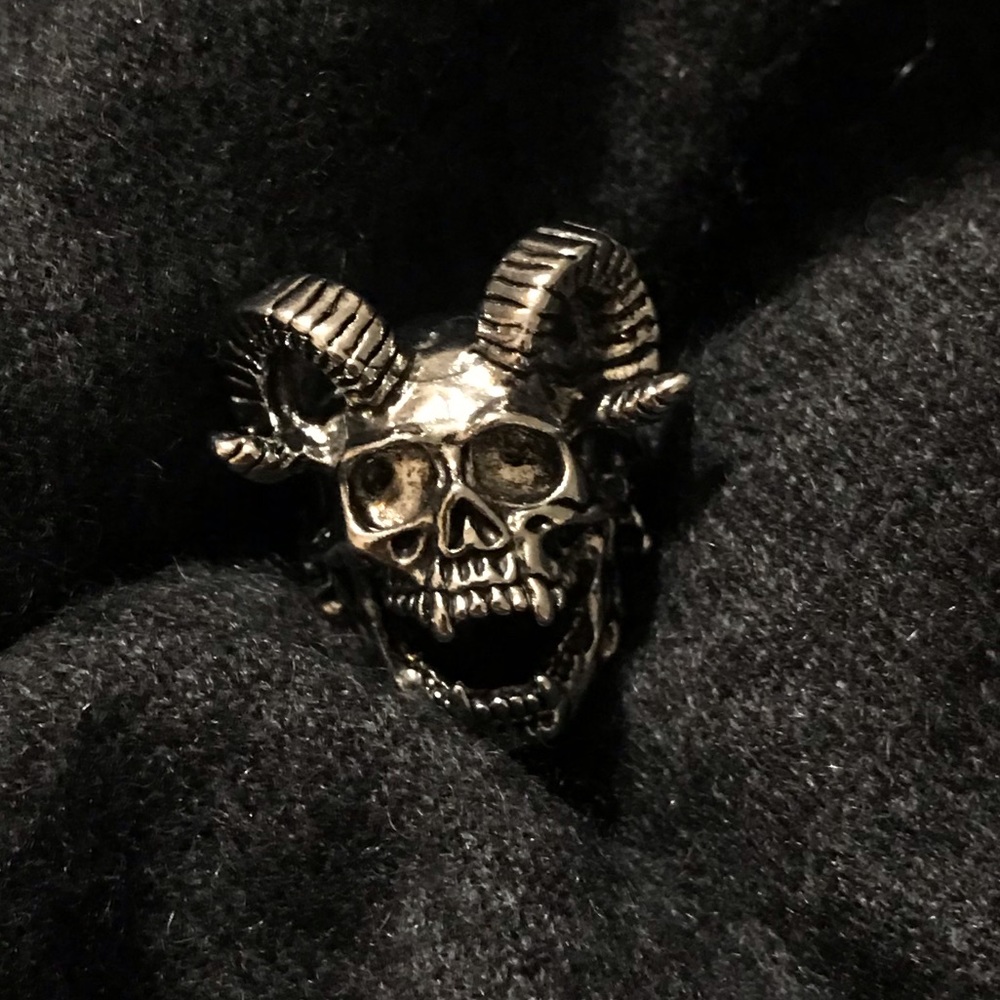 Skull w/ horns ring